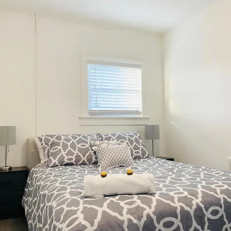 Modern Private Bedroom With Bus Stop To Nyc